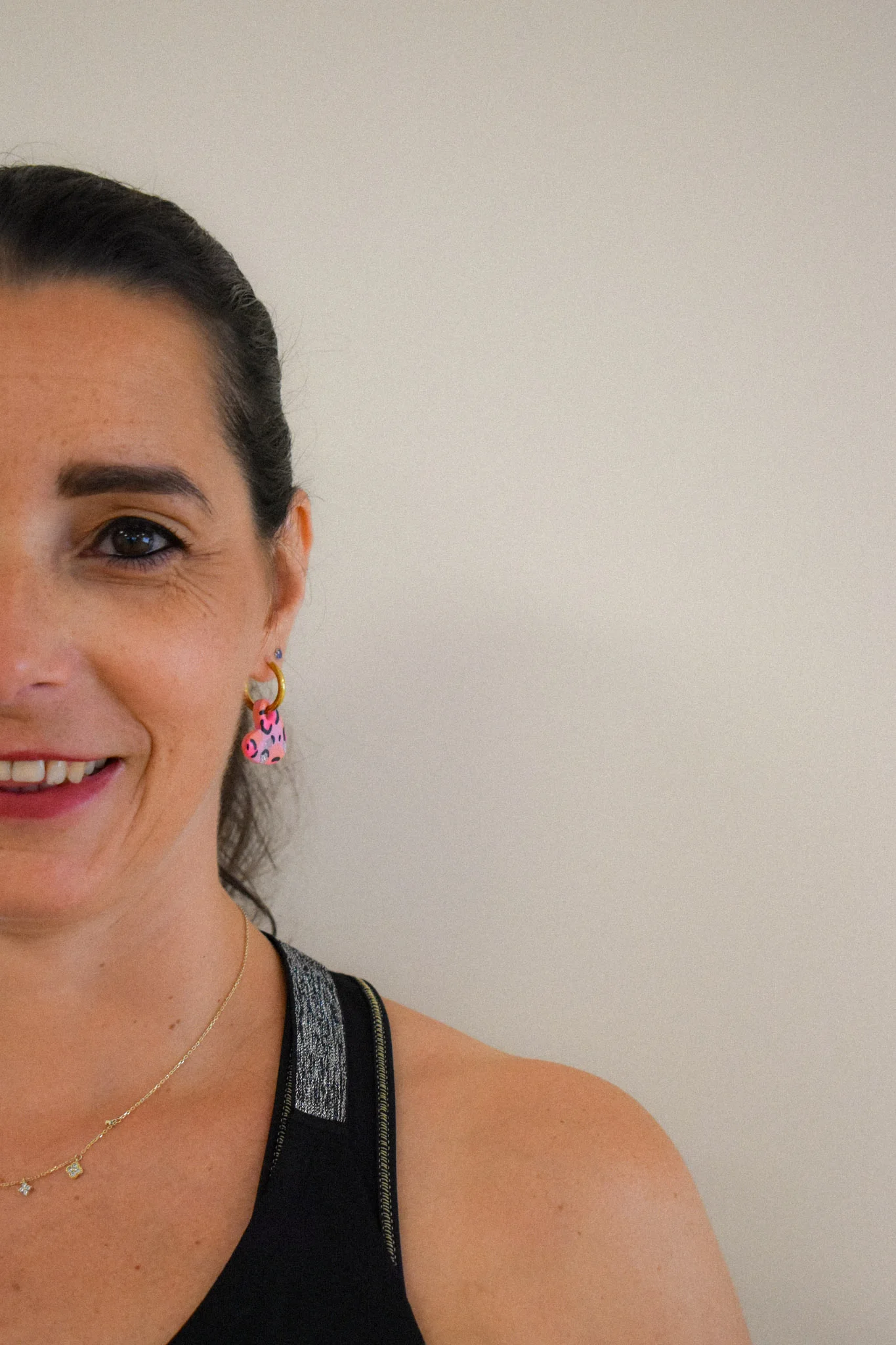 Juliette encadre une pratiquante, bras tendus.