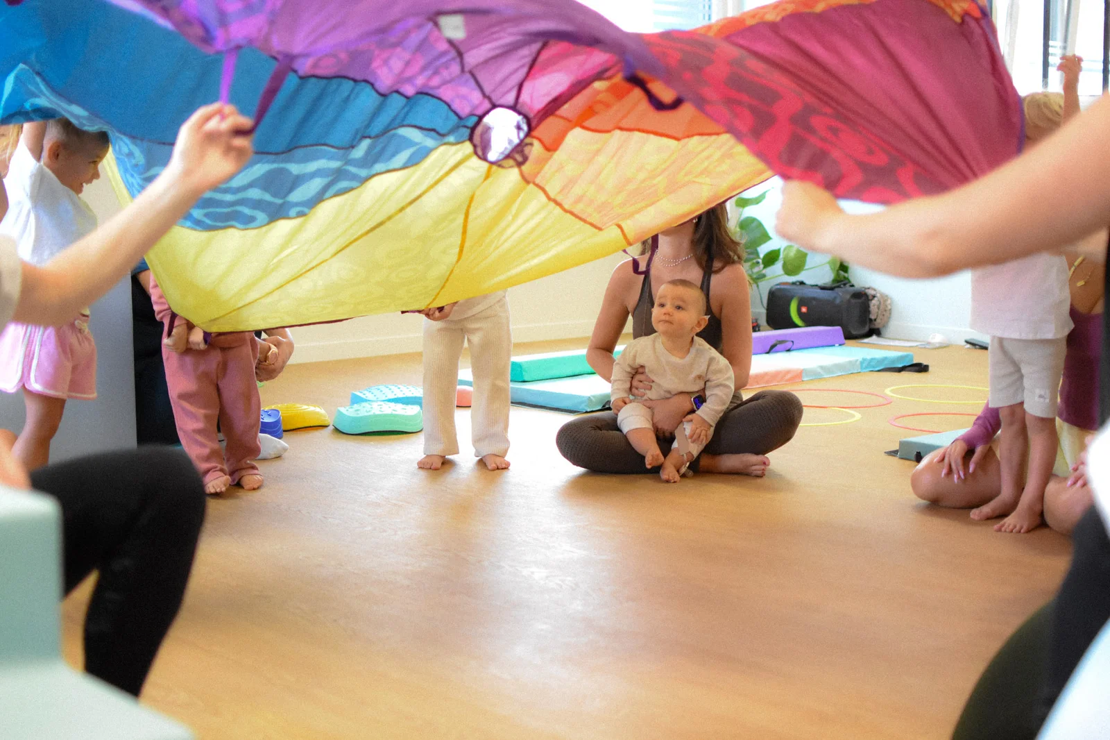 Des mamans et leurs enfants au studio, un moment partagé après la pratique.