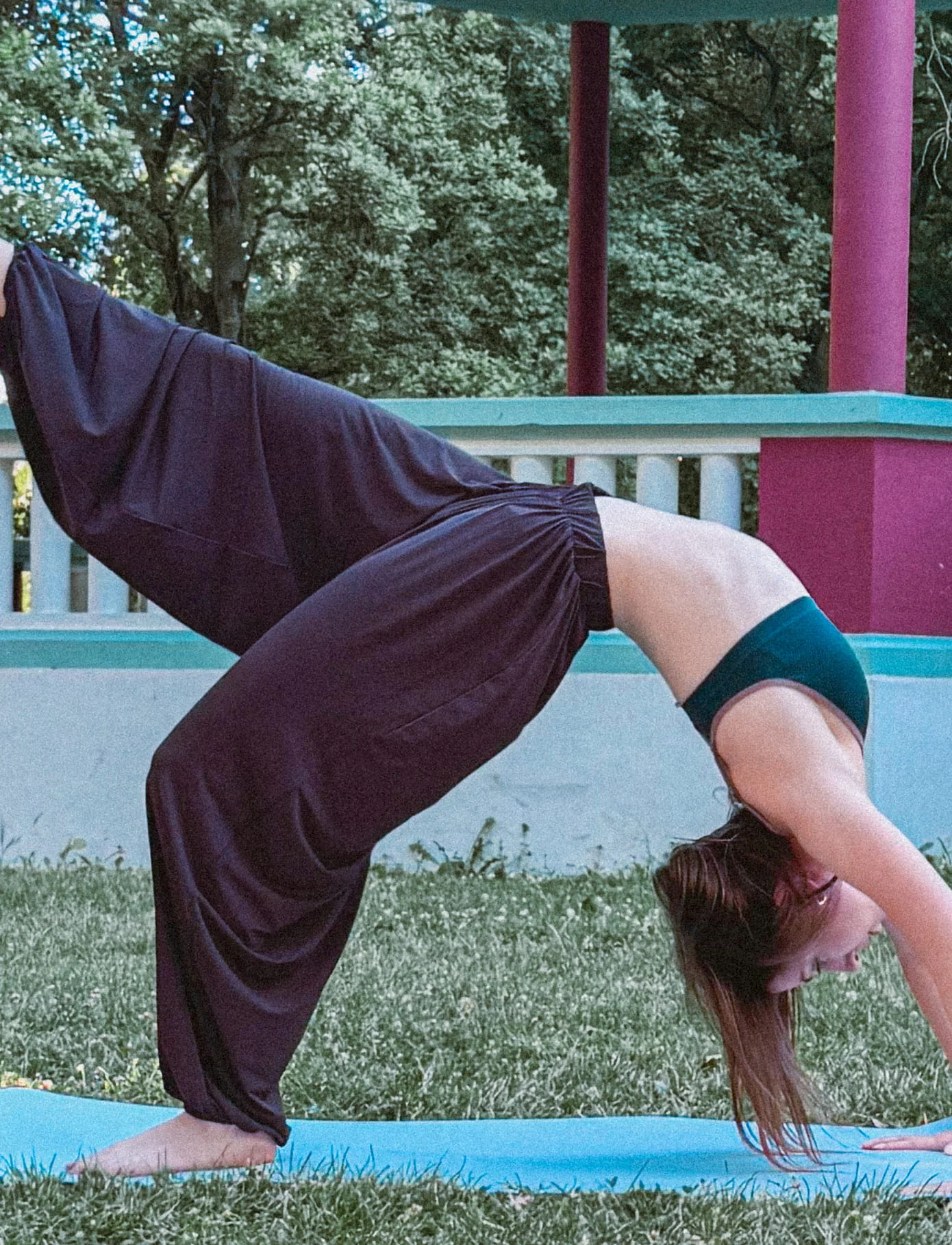 Une séance de yoga au studio Odyssée, à Arras.
